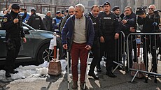 Policisté vedou prezidentského kandidáta Georgeska k výslechu. (26. února 2025)