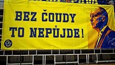 BEZ �OUDY TO NEP�JDE! Opav�tí fanou�ci stojí pevn� za trenérem Petrem Czudkem.