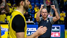 Opavský trenér Petr Czudek slaví výhru a zdraví své podporovatele.