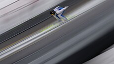 Ane�ka Indrá�ková b�hem skoku na mistrovství sv�ta v Trondheimu