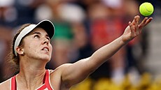 �eská tenistka Linda Nosková podává na turnaji v Dubaji.