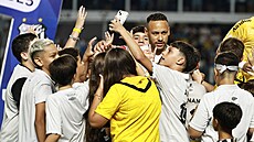 Neymar �elí zájmu fanou�k� Santosu.