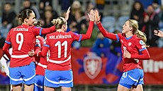 �eské fotbalistky se radují z gólu. S �íslem 10 Kate�ina Svitková.