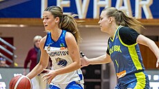 Charlotte Velichová (vlevo) z Levhartic Chomutov útoí v zápase s USK Praha,...