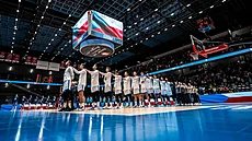 �e�tí basketbalisté naslouchají hymn�.