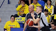 Opavský trenér Petr Czudek b�hem duelu s D��ínem.