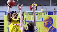 Pivot opavských basketbalist� Robert Howard st�ílí p�es d��ínského Jana �t�rbu.