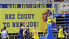 Velký transparent na podporu trenéra Petra Czudka, který opav�tí fandové...