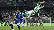 Chimy Avila z Realu Betis Sevilla letí kolem Archieho Browna z Gentu.
