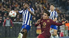 Otavio (vlevo) z Porta a Paulo Dybala z AS �ím v souboji o mí�