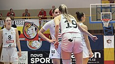 Basketbalistky Sokola Hradec Králové ladí taktiku.