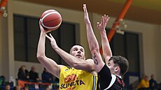 David �ikla z Ústí zakon�uje na nymburský ko�, brání ho Tomá� Mikyska.