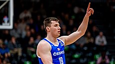 �eský rozehráva� Ond�ej Sehnal signalizuje.