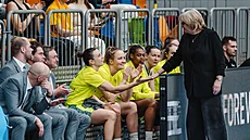 Natália Hejková a rozehráva�ka Teja Oblaková si gratulují,