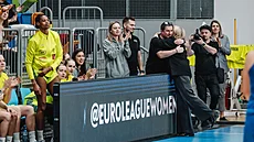 Natália Hejková slaví postup USK Praha na euroligové Final Six s masérem...