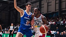 Britský basketbalista Carl Wheatle (vpravo) se tlaí k eskému koi, zle se na...