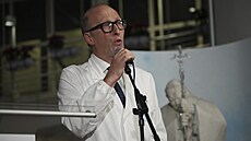 Primá� Sergio Alfieri v nemocnici Gemelli na tiskové konferenci. (21. února...