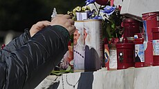 Lidé se modlí za papeovo zdraví ped nemocnicí, kde pobývá. (21. února 2025)