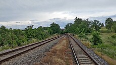 Soubh tratí ped Louny. Koleje vlevo vedou ze Zlonic.