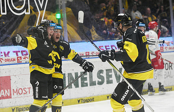 Matú� Suke�, Filip Sandberg a Petr Koblasa z Litvínova oslavují gól.