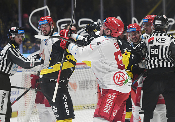 Petr Koblasa (v �erném) z Litvínova se popral s Markem Da�em z T�ince.