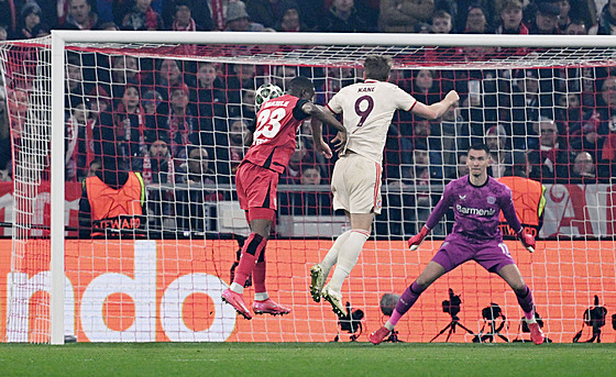 Harry Kane z Bayernu tísn�ný Nordim Mukielem z Leverkusenu p�ekonává Mat�je...