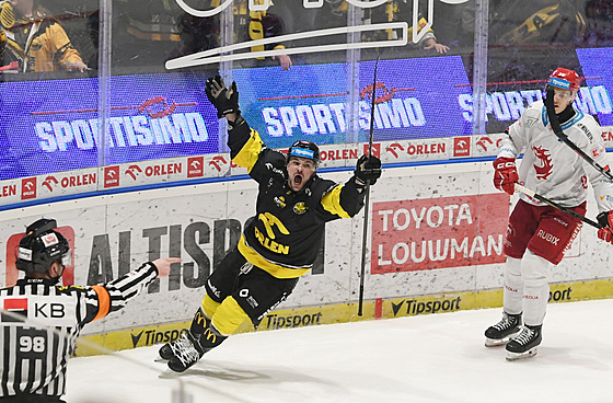 Litvínovský úto�ník Maxim �ajkovi� slaví vít�zný gól proti T�inci.