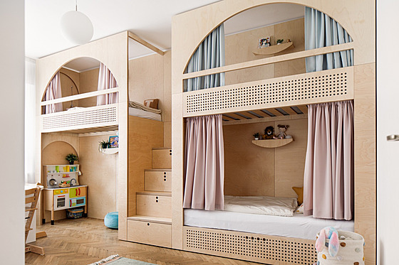 Od vstupu na pravé stran� je dvoupatrová postel, která tvo�í celou nábytkovou...