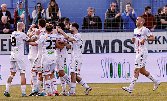 Fotbalisté Lí�n� se radují z gólu do sít� z Vla�imi b�hem druholigového utkání,...