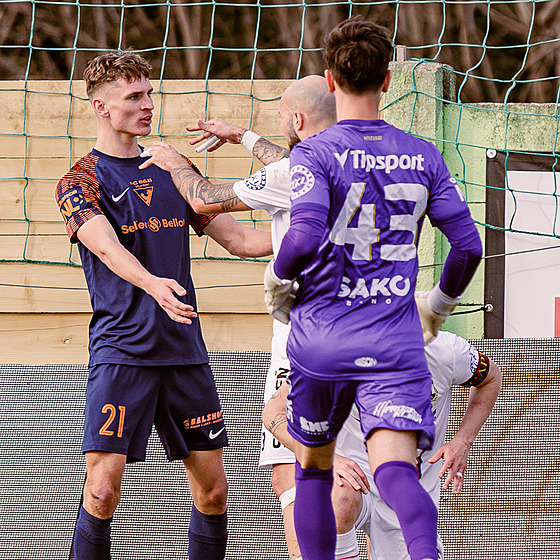 Konflikt b�hem druholigového zápasu mezi fotbalisty Lí�n� (zády v bílém obránce...