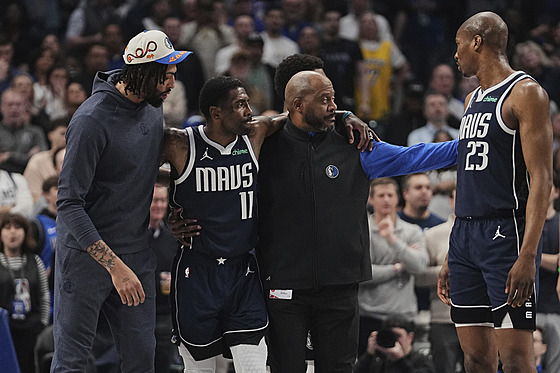 Zran�ný Anthony Davis pomáhá par�ákovi Kyriemu Irvingovi s bolavým kolenem na...
