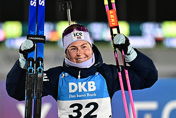 Norská biatlonistka Ingrid Landmark Tandrevoldová mí�í na stupn� vít�zek po...