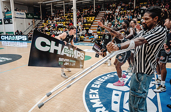 Tým Sever slaví výhru v Utkání hv�zd NBL.