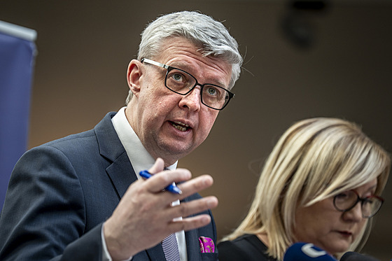 Alena Schillerová a Karel Havlíek (ANO) na tiskové konferenci ve Snmovn. (4....