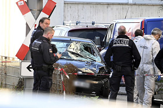 Policisté stojí u pokozeného vozidla v centru nmeckého Mannheimu. (3. bezna...