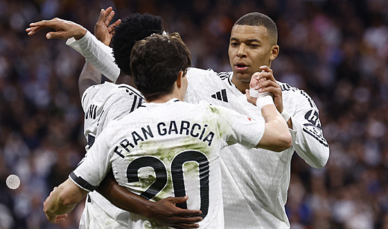 Hrá�i Realu Madrid slaví gól proti Vallecanu.