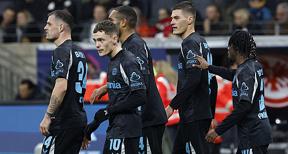 Patrik Schick se raduje se spoluhrá�i z trefy proti Frankfurtu.