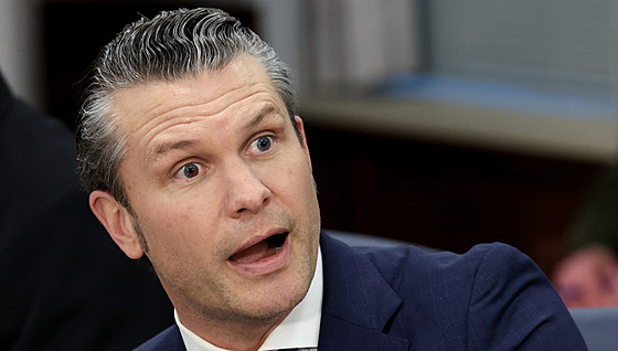 Americký ministr obrany Pete Hegseth se ú�astní setkání se saúdským ministrem...