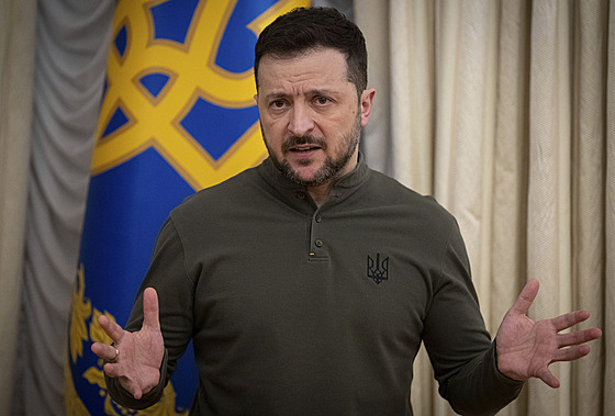 Ukrajinský prezident Volodymyr Zelenskyj hovoí bhem brífinku v Kyjev. (10....