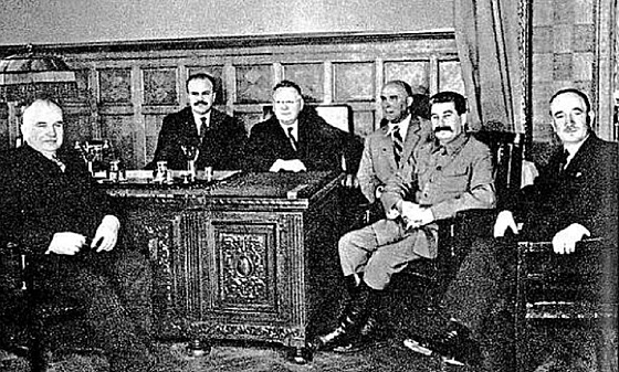 Edvard Bene (zcela vpravo) v Moskv roku 1935.