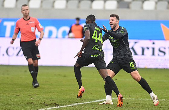 Jablonecký útoník Lamin Jawo slaví svj gól s Martinem Cedidlou.