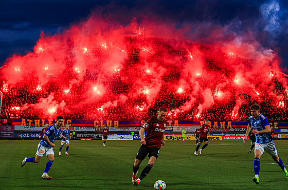 Sparanský útoník Jan Kuchta s míem v utkání proti Olomouci