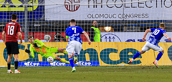 Spar�anský branká� Peter Vindahl chytá penaltu v utkání proti Olomouci.