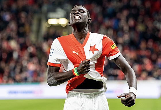 Slávistický wingbek El Hadji Malick Diouf se raduje ze svého gólu.