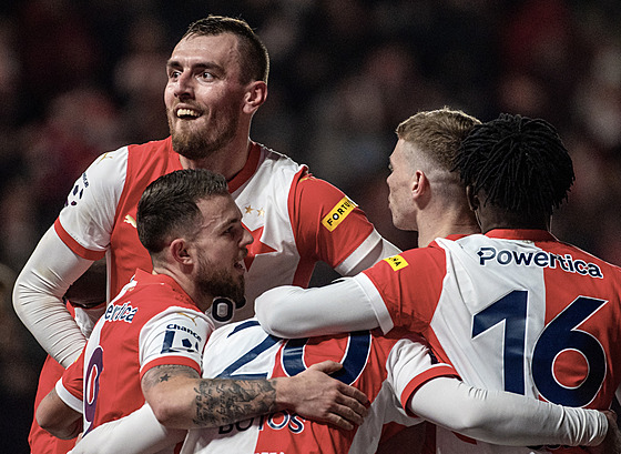 Fotbalisté Slavie se radují z gólu, který vst�elil Giannis-Fivos Botos.