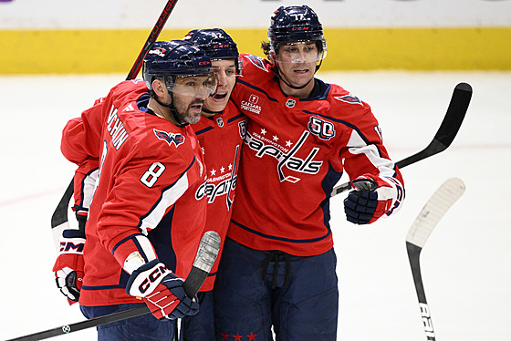 Úto�ník Alexandr Ove�kin z Washingtonu se spoluhrá�i slaví sv�j gól.