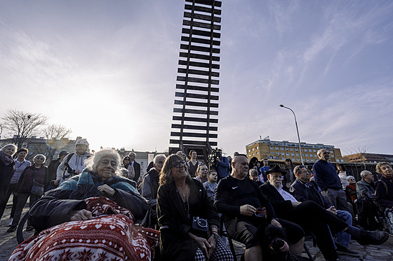 Hudba a ver�e v Bubnech p�ipomn�ly vyvra�d�ní terezínského rodinného tábora....