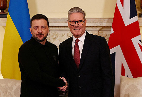 Britský premiér Keir Starmer a ukrajinský prezident Volodymyr Zelenskyj si...