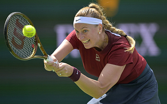 Petra Kvitová hraje bekhend v prvním kole turnaje v Indian Wells.