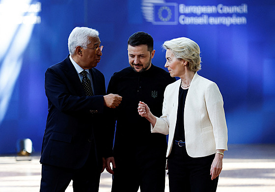 P�edsedkyn� Evropské komise Ursula von der Leyenová a p�edseda Evropské rady...